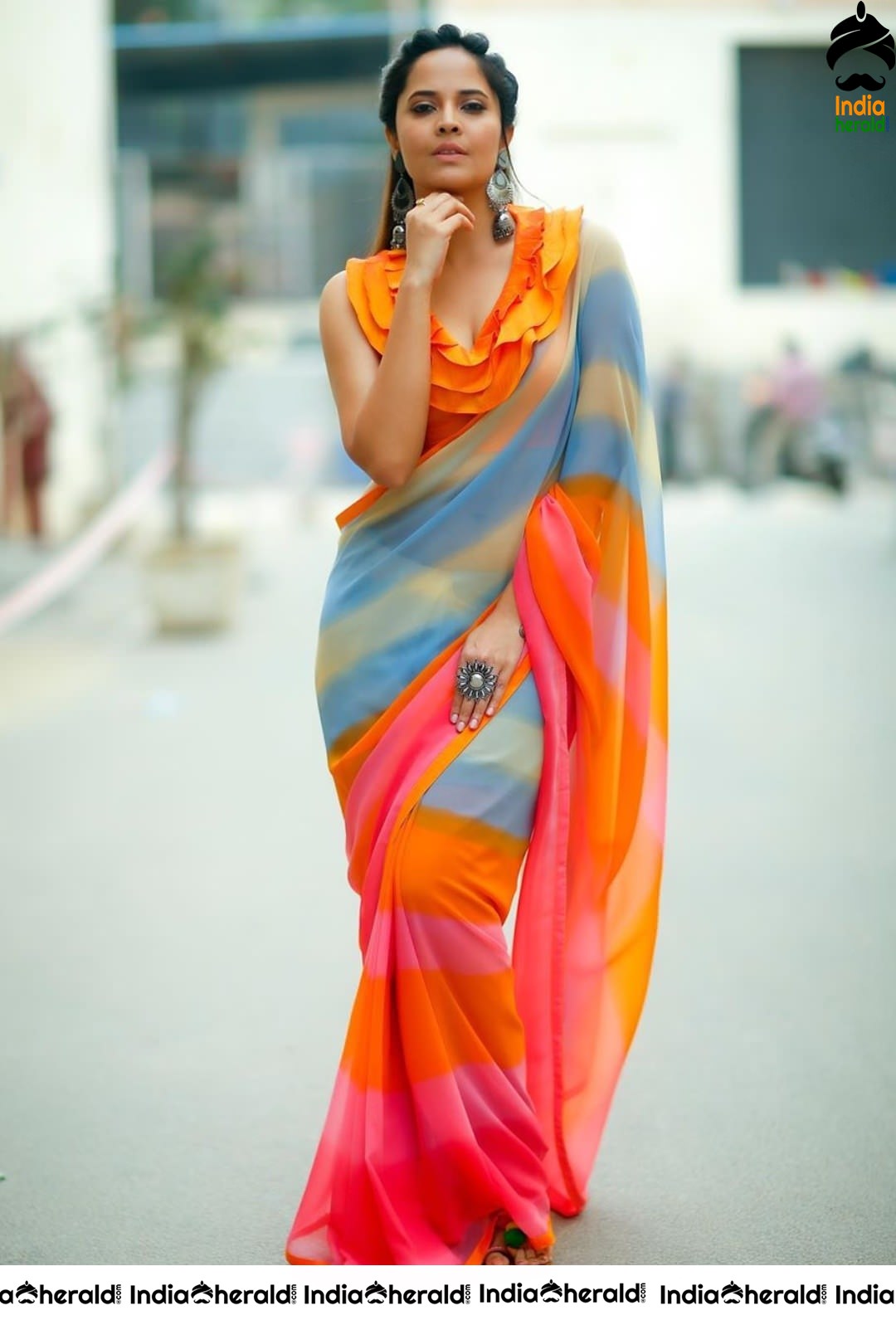 Sizzling Anasuya Shows her Hot Curves in Saree