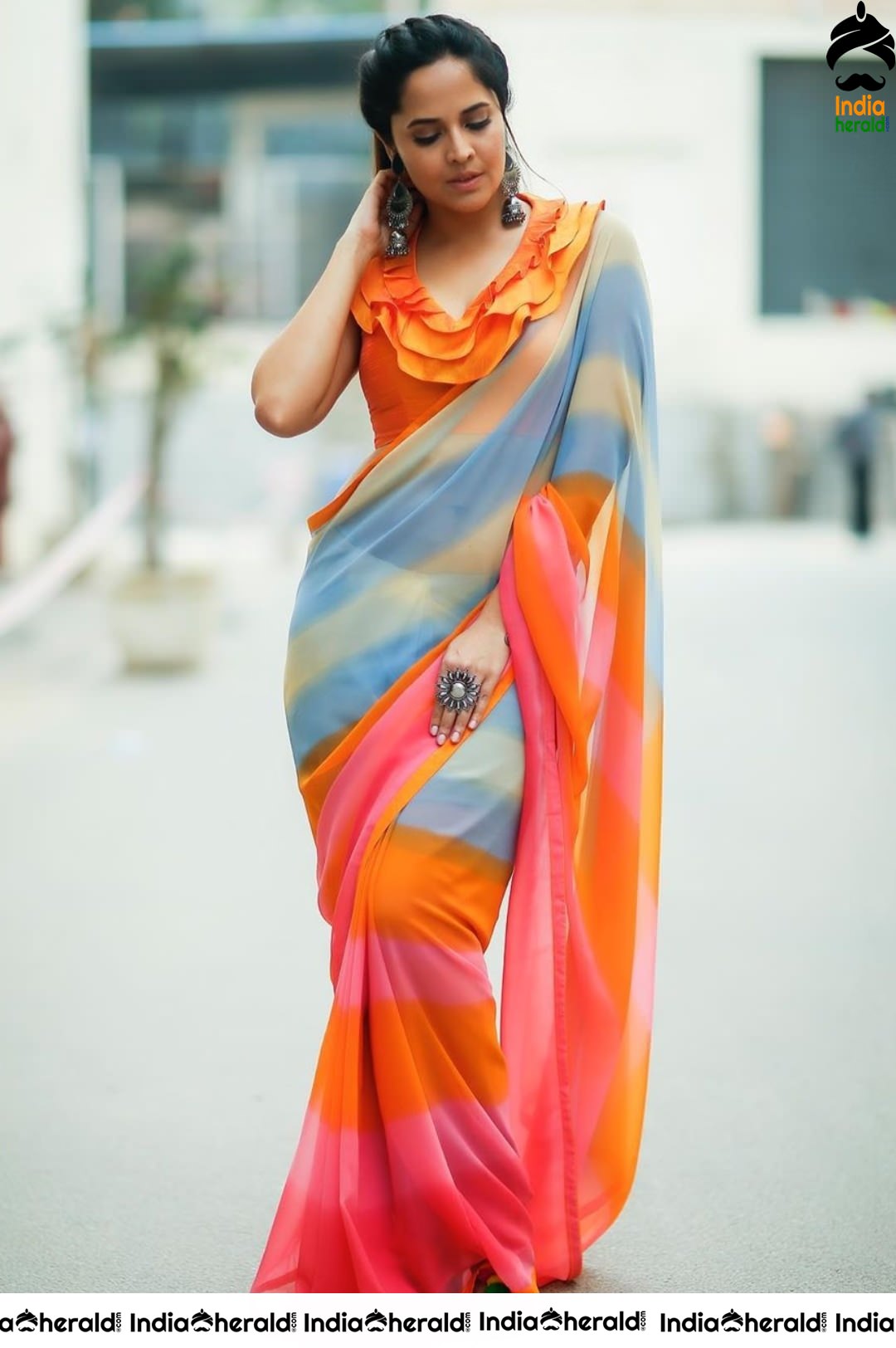 Sizzling Anasuya Shows her Hot Curves in Saree