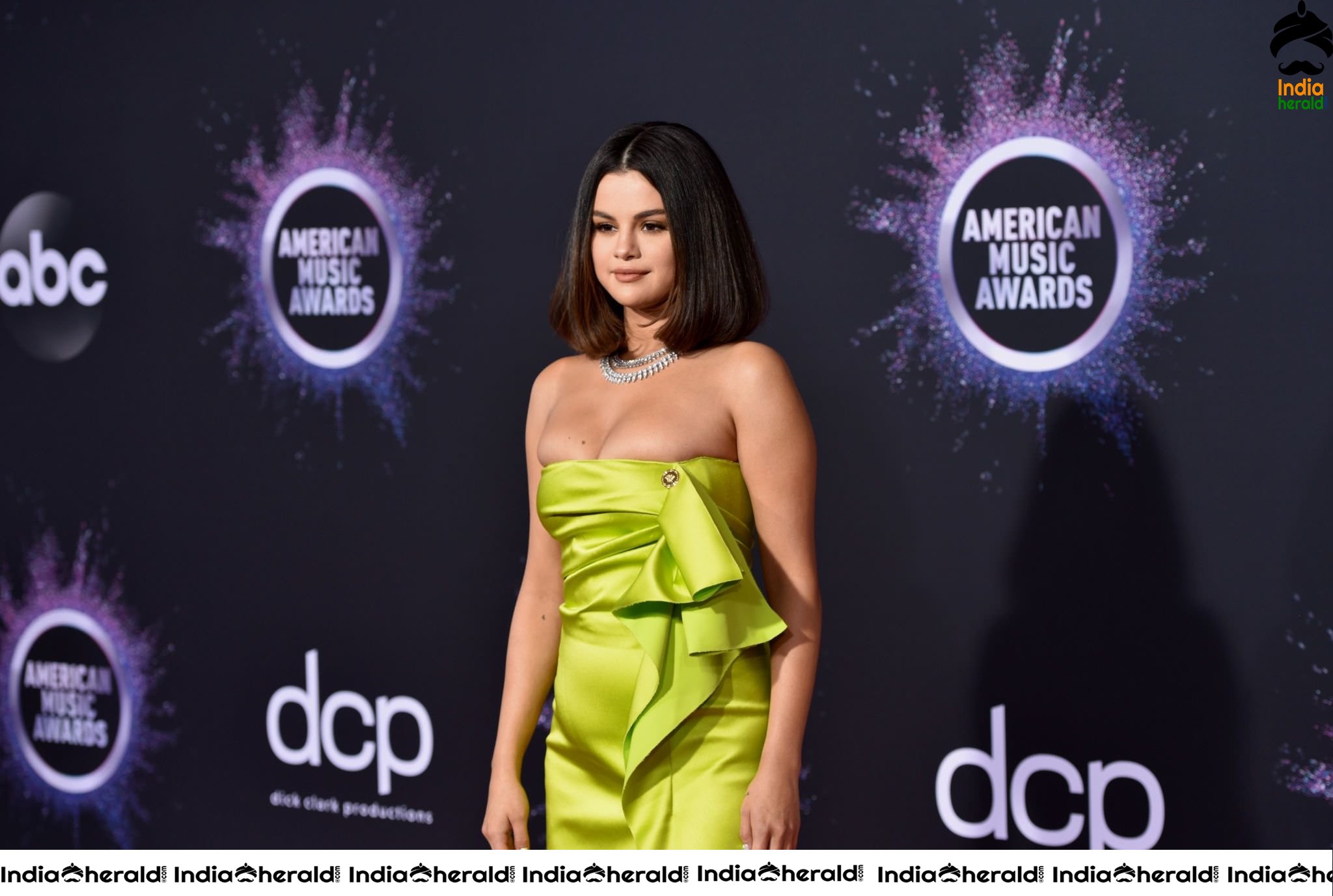 Sizzling Hot Selena Gomez shows her Hot Cleavage and Tempts us at AMC Awards Set 1