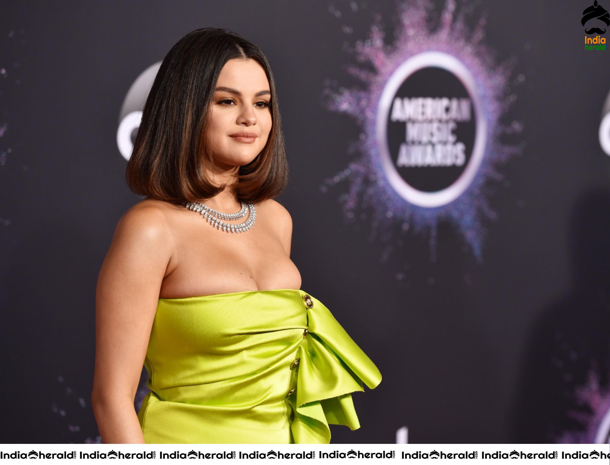Sizzling Hot Selena Gomez shows her Hot Cleavage and Tempts us at AMC Awards Set 1