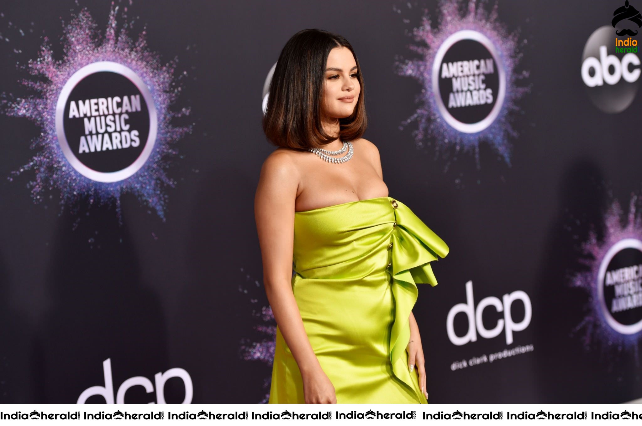 Sizzling Hot Selena Gomez shows her Hot Cleavage and Tempts us at AMC Awards Set 1