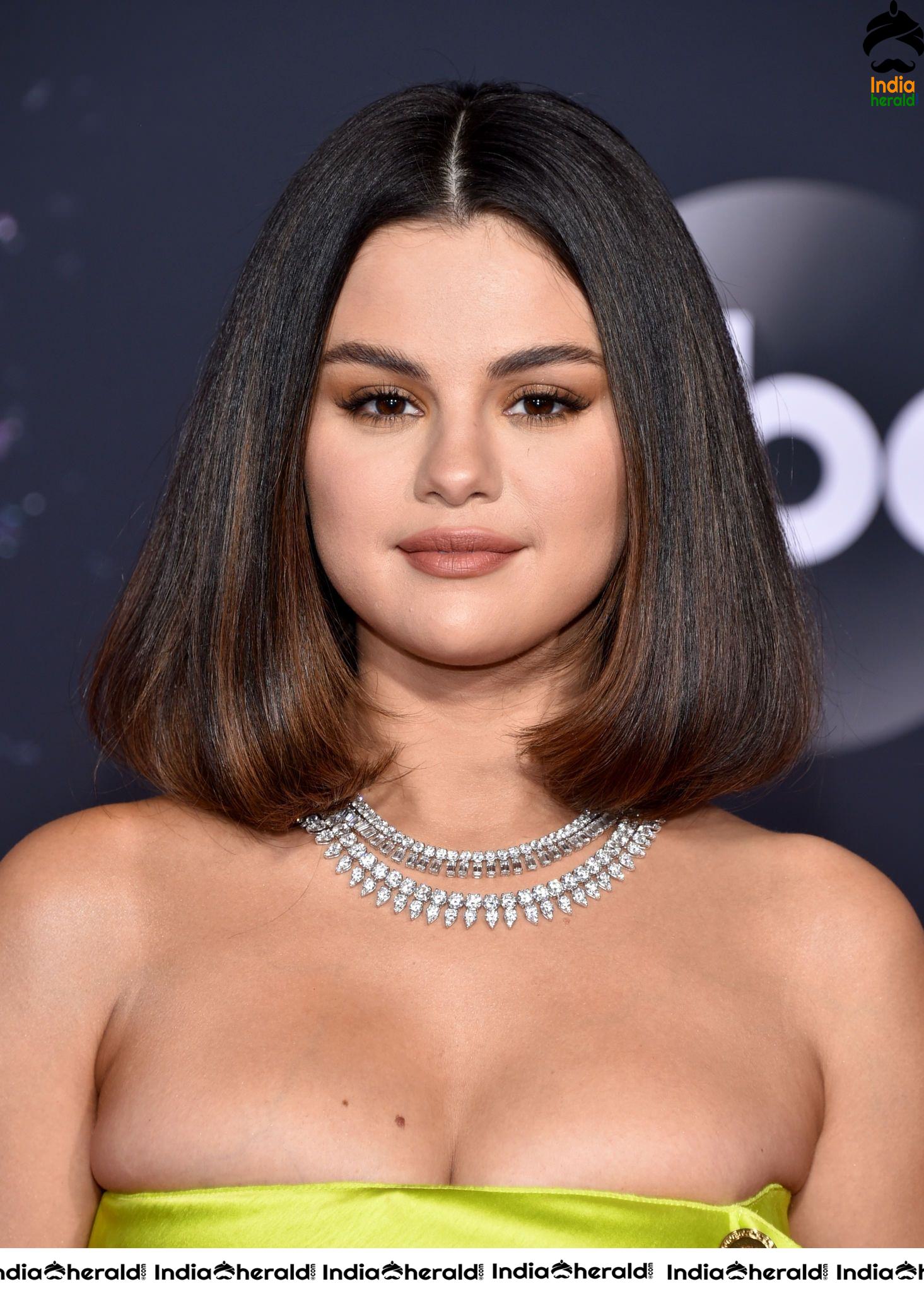 Sizzling Hot Selena Gomez shows her Hot Cleavage and Tempts us at AMC Awards Set 1