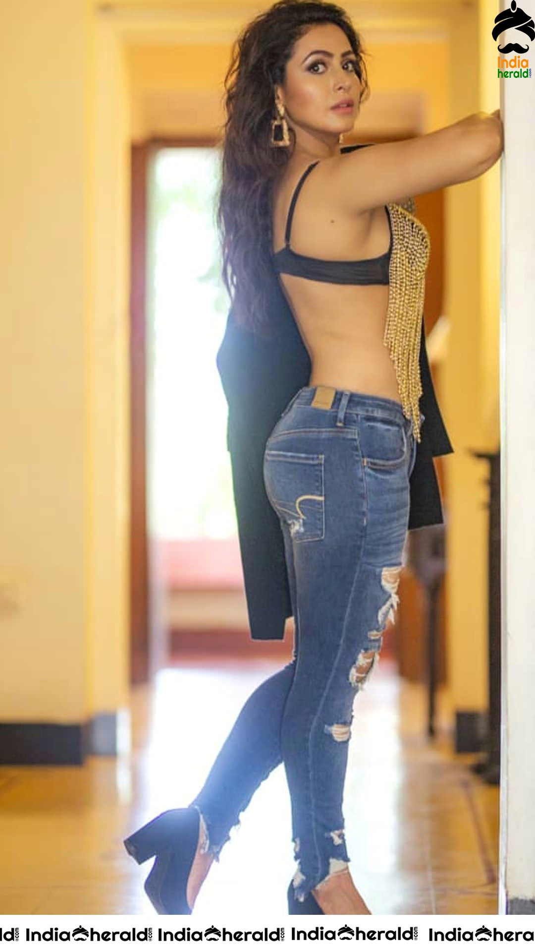 Sizzling Latest Hot Photos of Nandini Rai