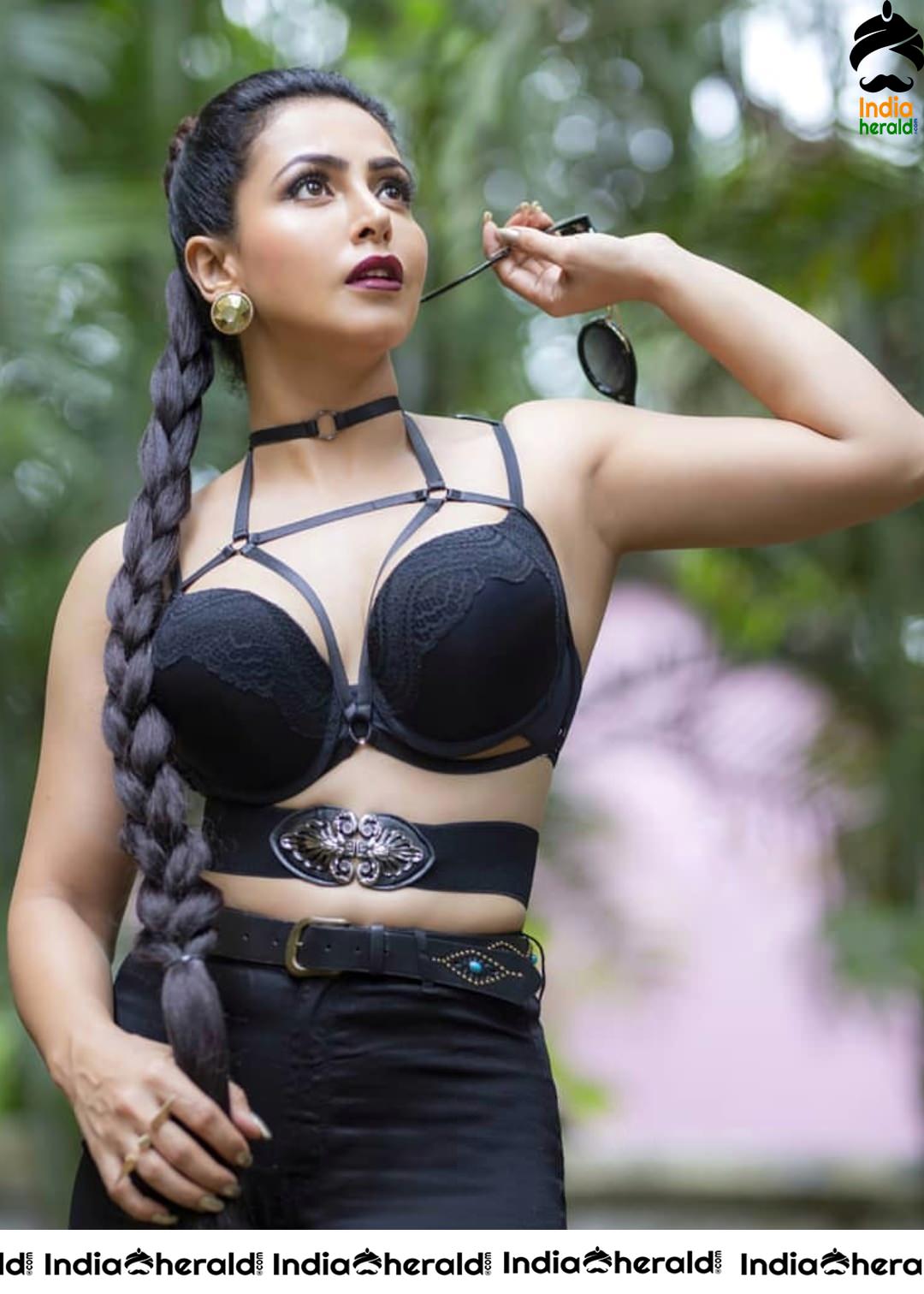 Sizzling Latest Hot Photos of Nandini Rai