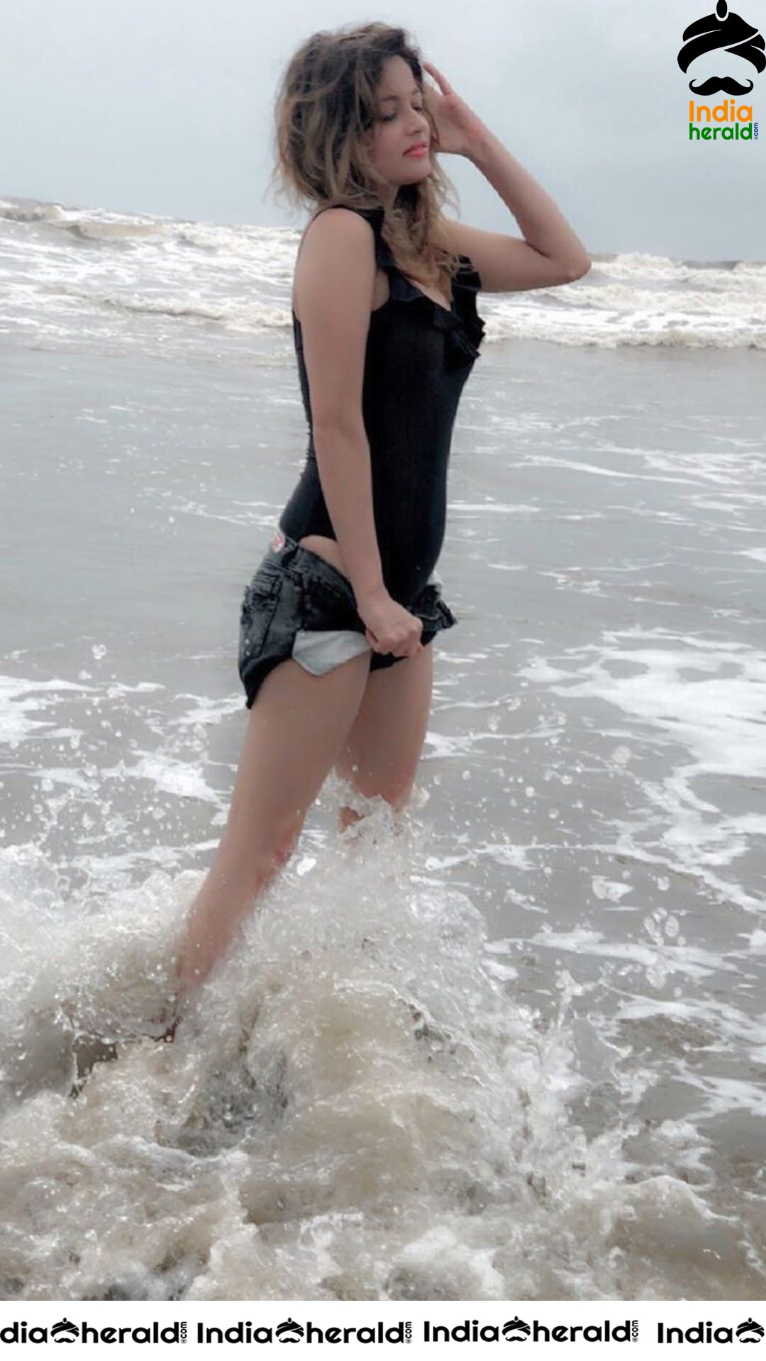 Sneha Ullal Sizzling Clicks in Bikini on the beach