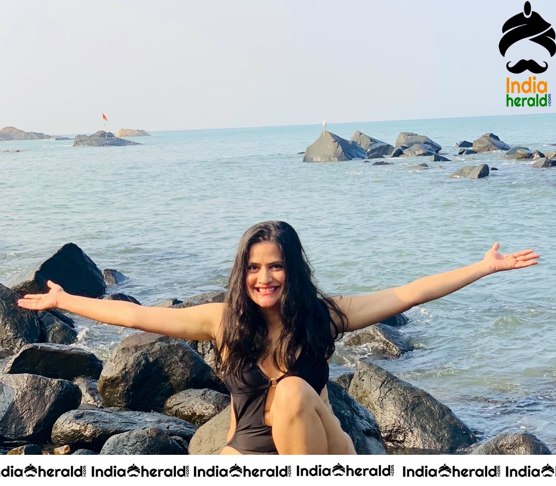 Sona Mohapatra Sizzles in Bikini and Sexposes on the Beach Set 1