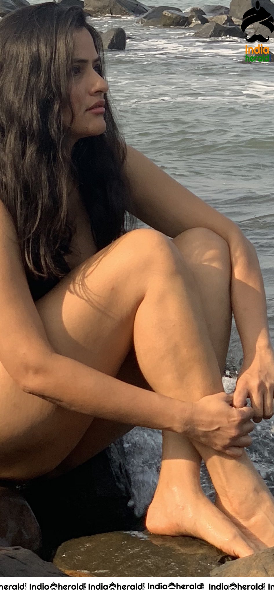 Sona Mohapatra Sizzles in Bikini and Sexposes on the Beach Set 1