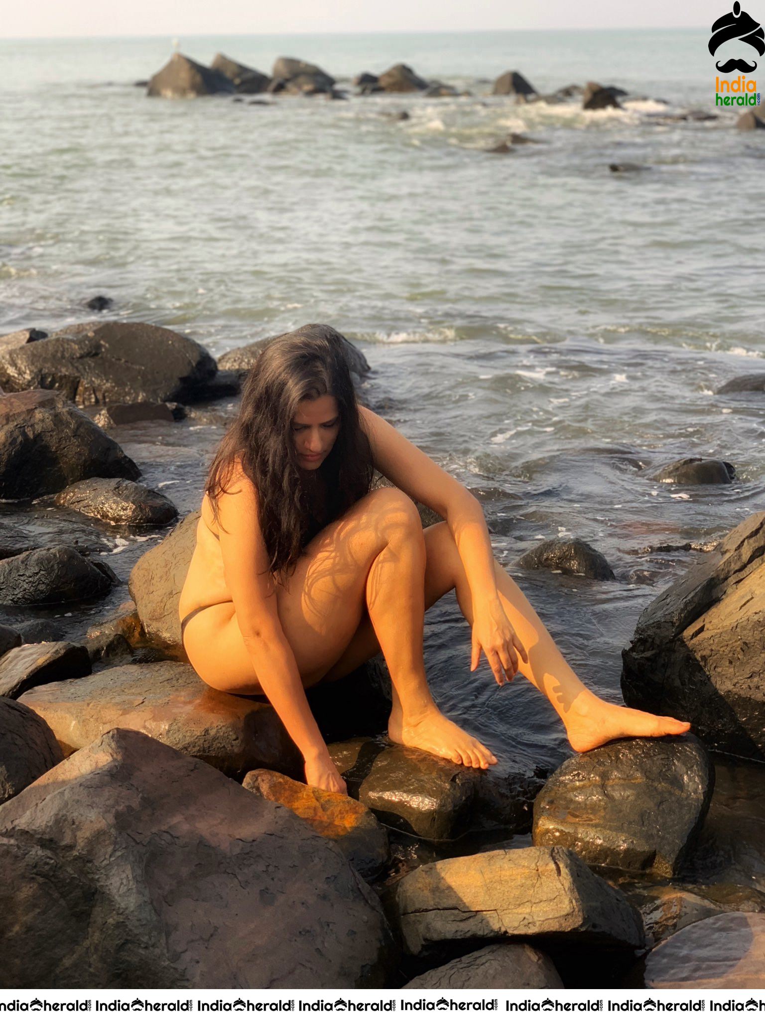 Sona Mohapatra Sizzles In Bikini And Sexposes On The Beach Set 2