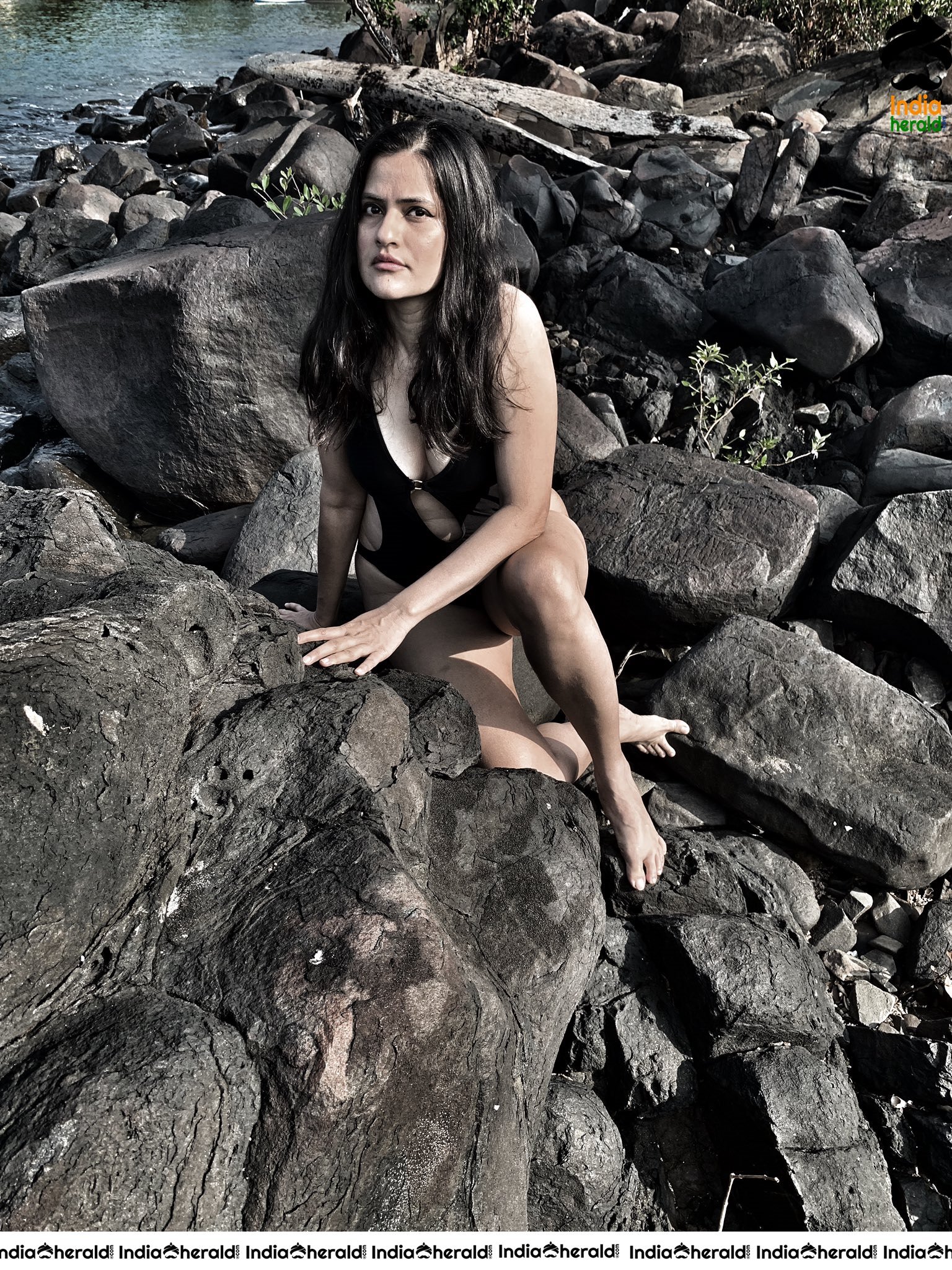 Sona Mohapatra Sizzles In Bikini And Sexposes On The Beach Set 2