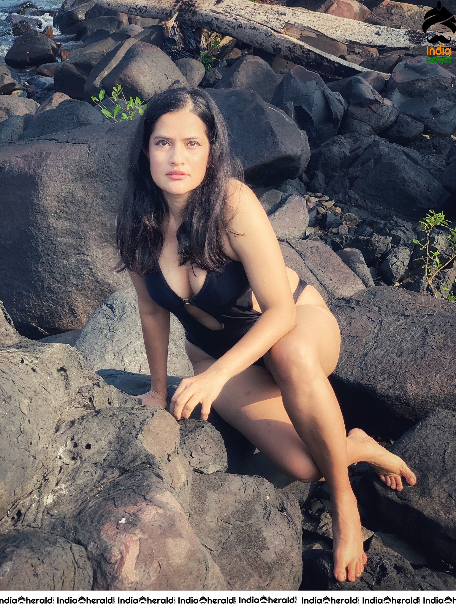 Sona Mohapatra Sizzles In Bikini And Sexposes On The Beach Set 2