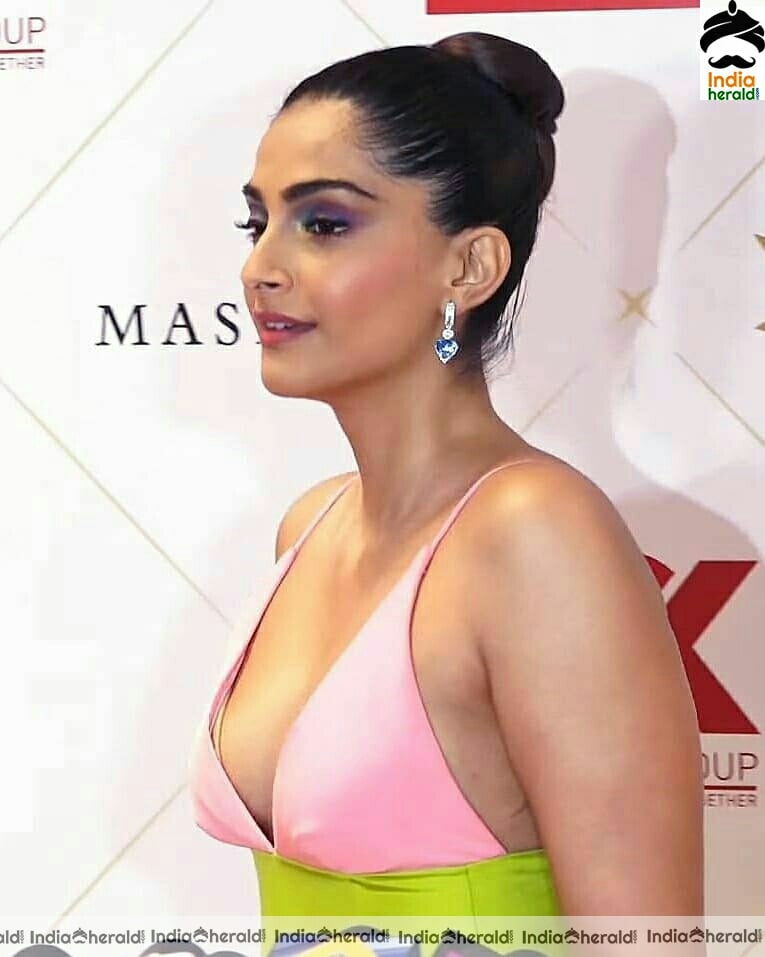 Sonam Kapoor oozes hotness by Exposing her big cleavage