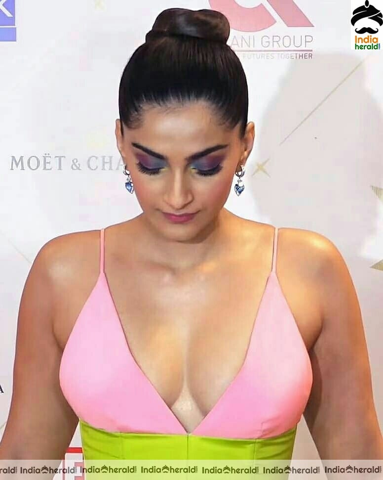 Sonam Kapoor oozes hotness by Exposing her big cleavage