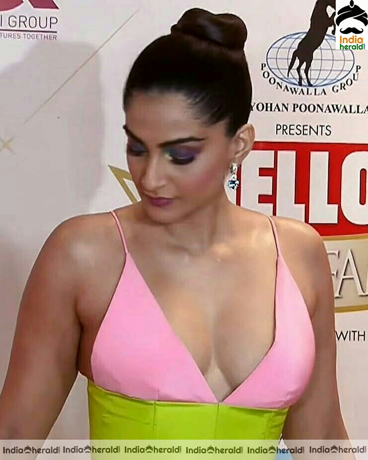 Sonam Kapoor oozes hotness by Exposing her big cleavage