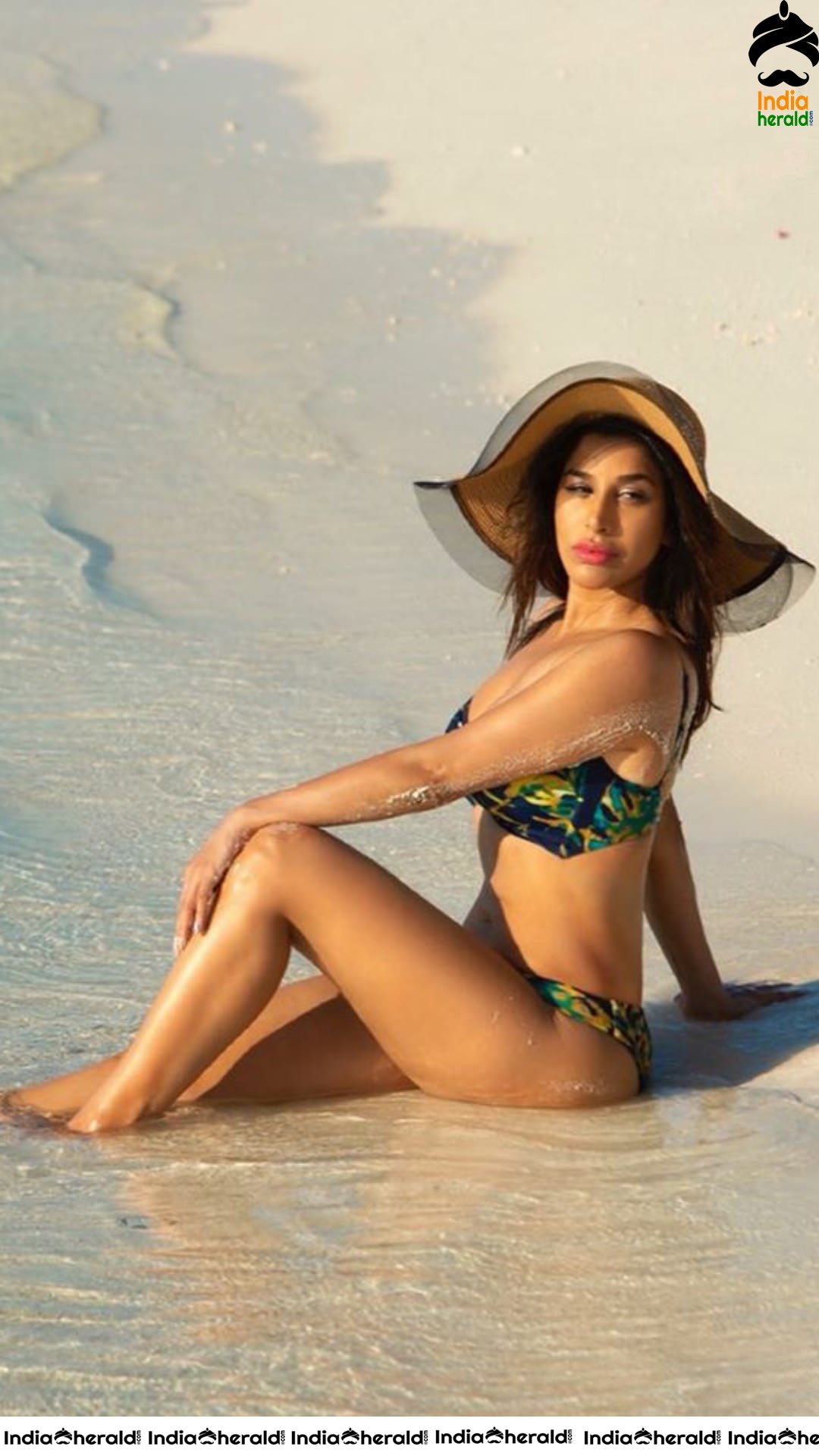 Sophie Choudry Bikini Photos Exposing her Hot Body by Beach Side Set 1