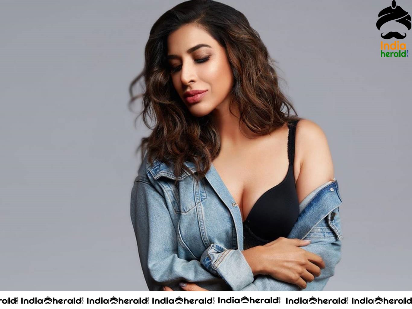 Sophie Choudry Latest Hot HD Wallpapers