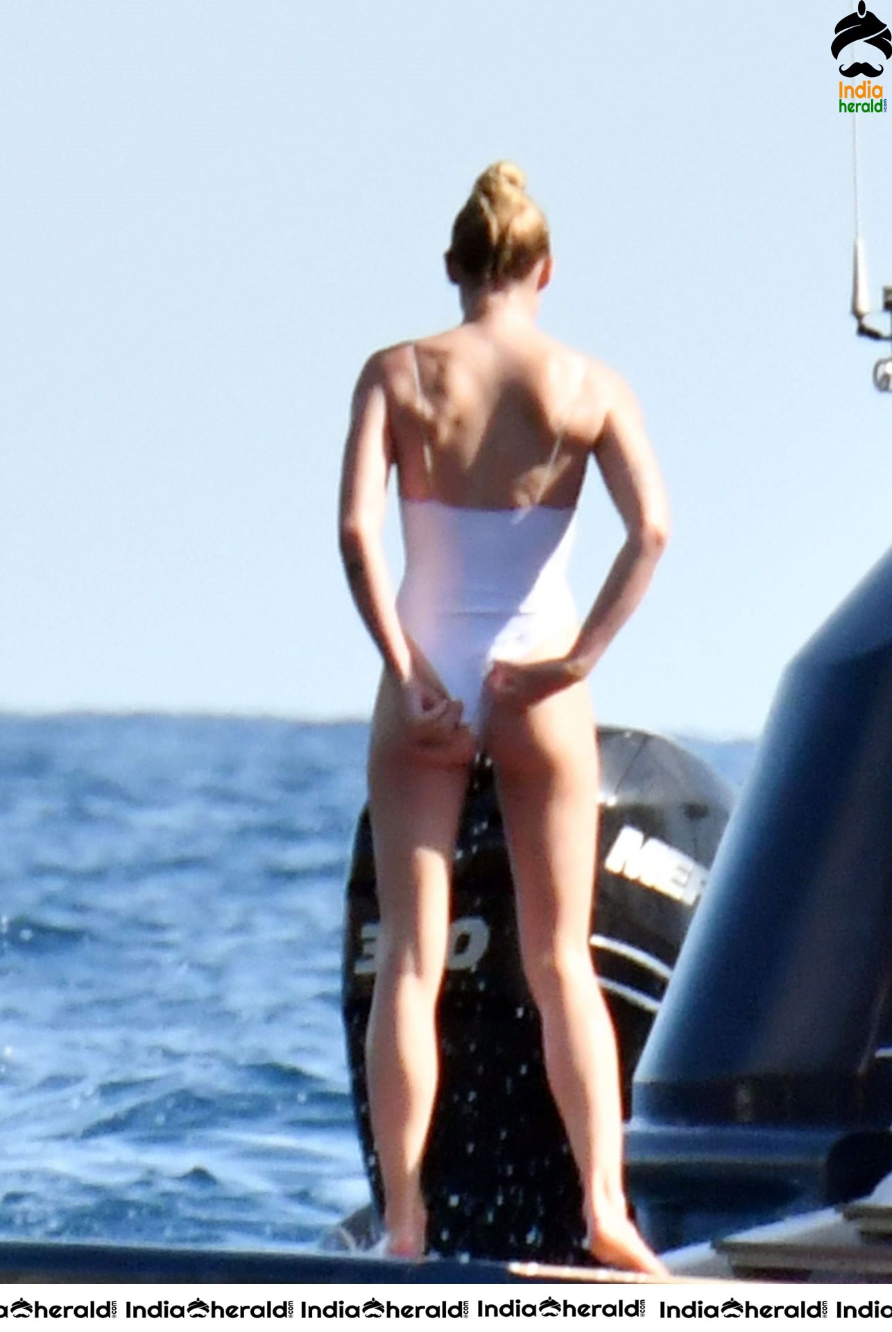 Sophie Turner Hot butt show in Bikini while enjoying with Boyfriend at a Yacht Set 2