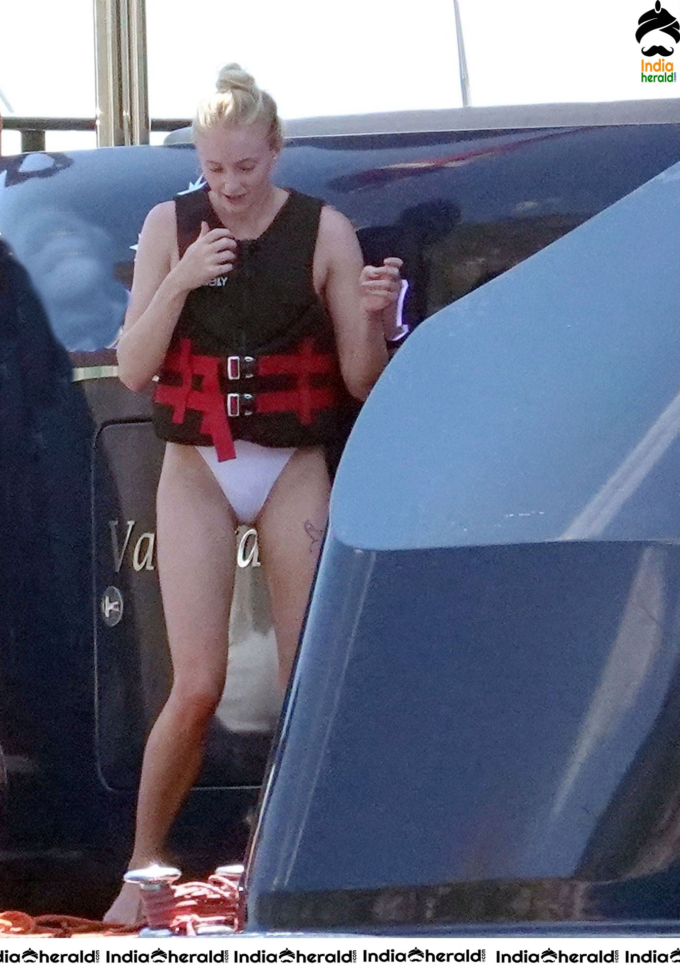 Sophie Turner Hot butt show in Bikini while enjoying with Boyfriend at a Yacht Set 2