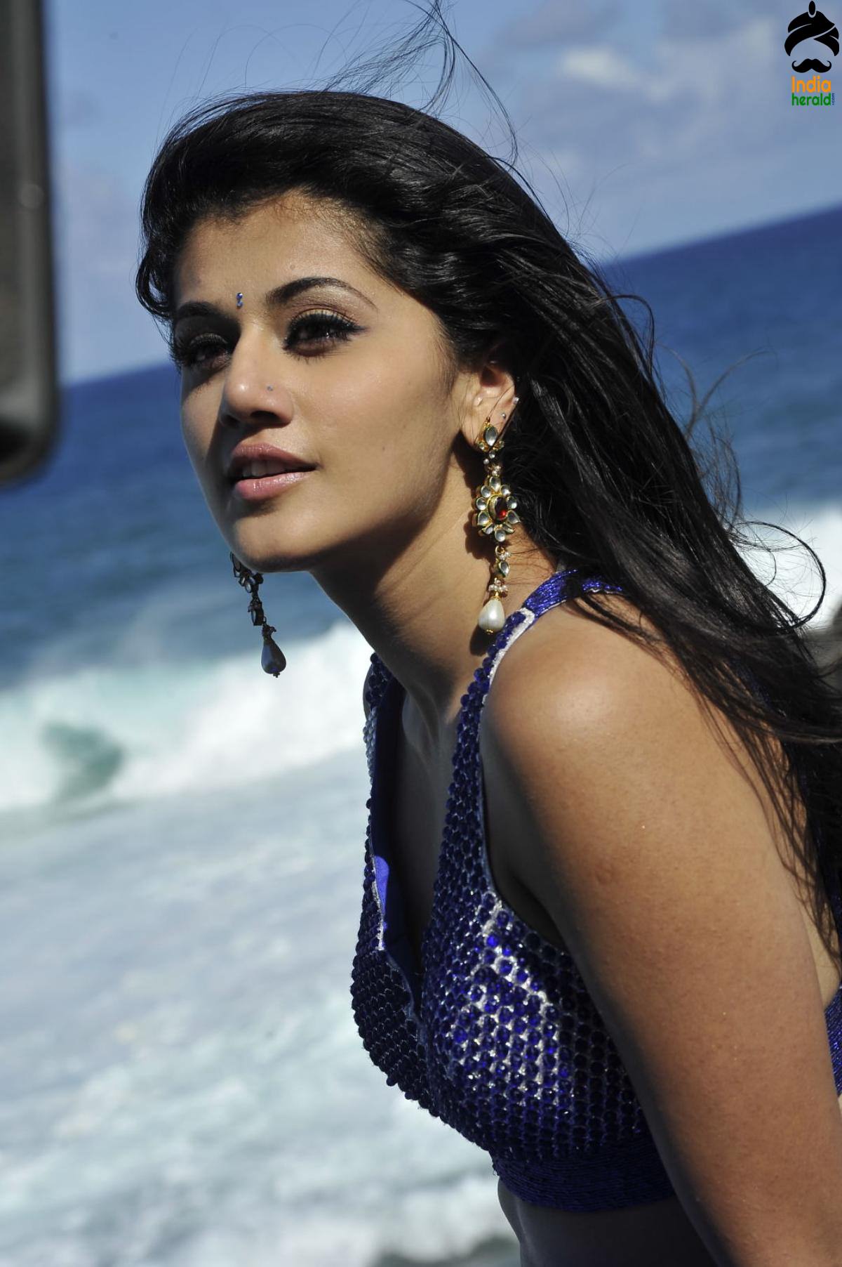 Taapsee Exposes her Hot White Midriff and Navel and teases our temptations Set 1