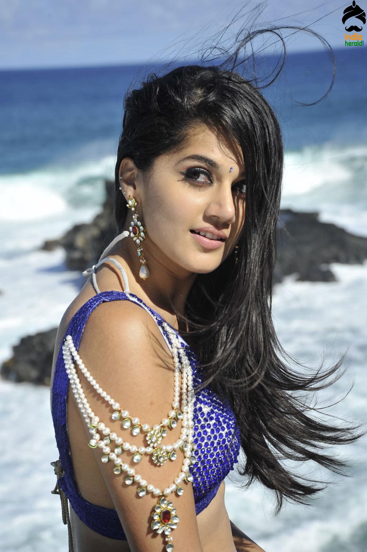 Taapsee Exposes her Hot White Midriff and Navel and teases our temptations Set 1