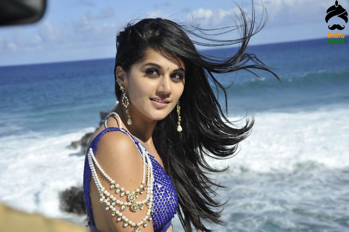Taapsee Exposes Her Hot White Midriff And Navel And Teases Our Temptations Set 2