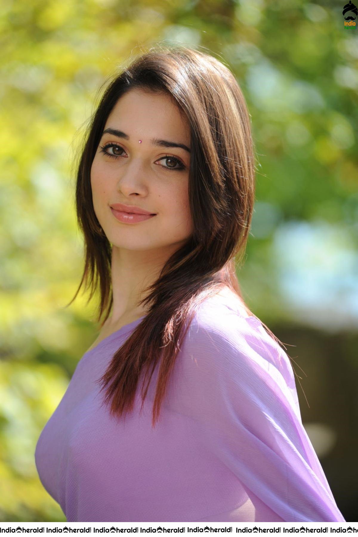 Tamanna Hot In Sleeveless Blouse And Light Colored Saree Set 3