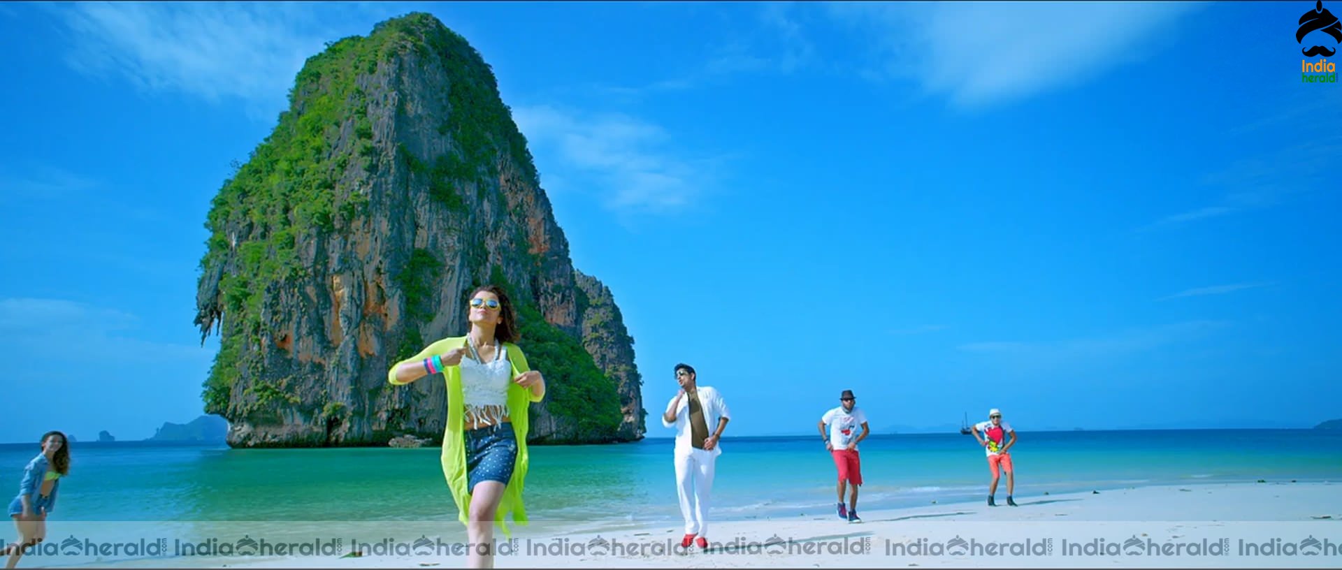 Trisha Unseen Hot Photos in Bikini Exposing Big Cleavage and Deep Navel Set 1