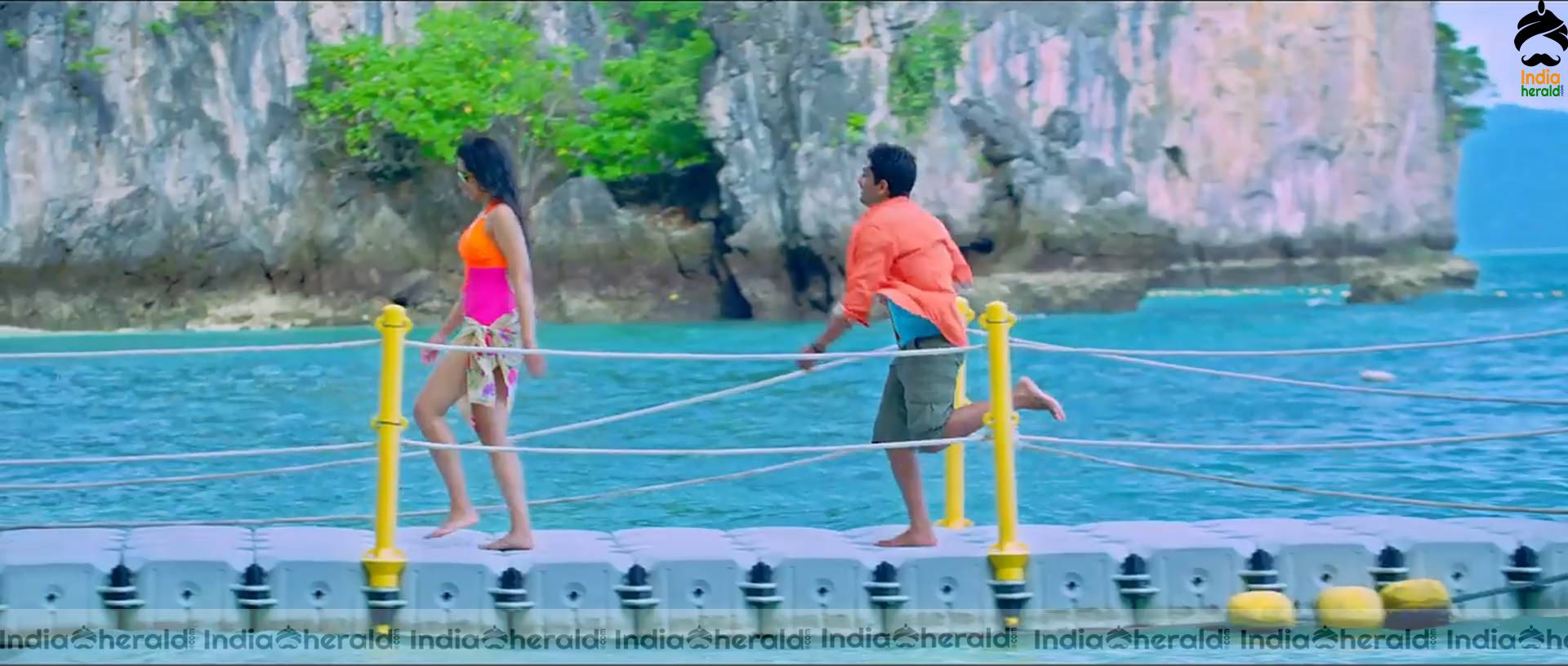 Trisha Unseen Hot Photos in Bikini Exposing Big Cleavage and Deep Navel Set 4