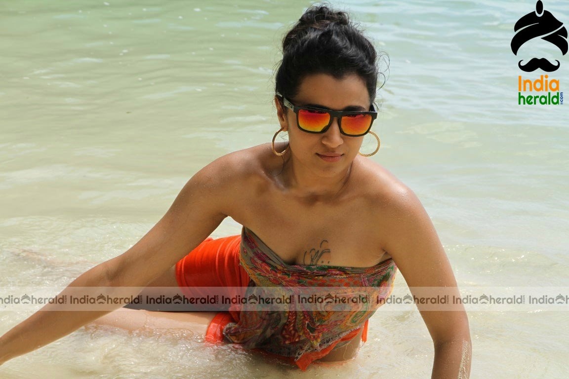 Trisha Unseen Latest Hot Photos Exposing Deep Navel and Sexy Cleavage in Bikini Set 4