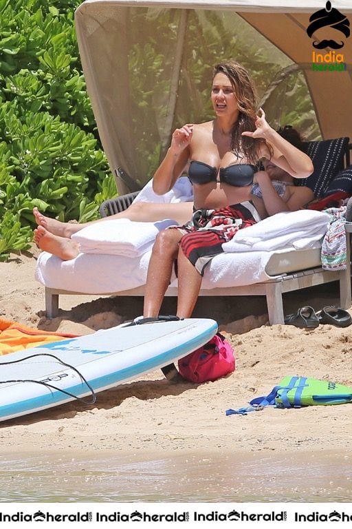 Unseen Rare Hot Photos of Pregnant Jessica Alba in Bikini Set 2