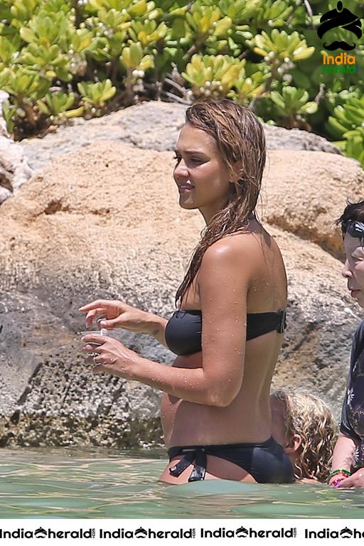 Unseen Rare Hot Photos of Pregnant Jessica Alba in Bikini Set 2