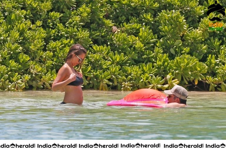 Unseen Rare Hot Photos of Pregnant Jessica Alba in Bikini Set 3