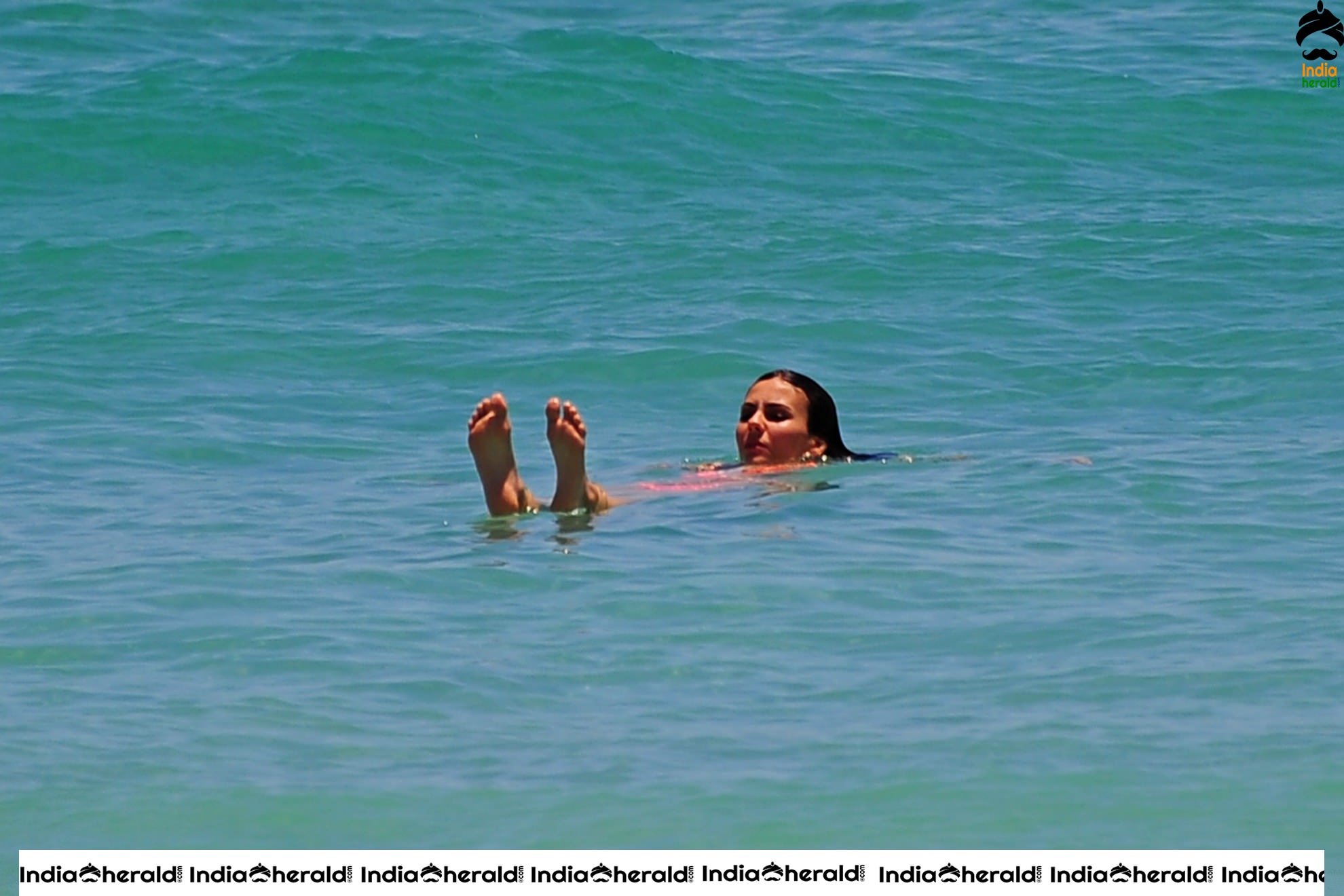 Victoria Justice Hot Photos in fluorescent Bikini exposing her Sexy Body and Tempting Assets Set 4