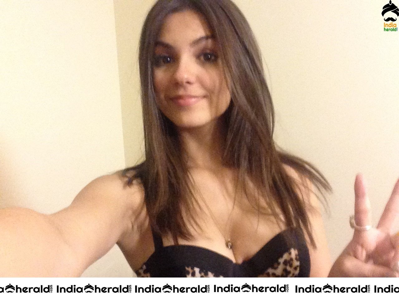 Victoria Justice LEAKED PRIVATE HOT TOPLESS EXPOSING PHOTOS Set 2