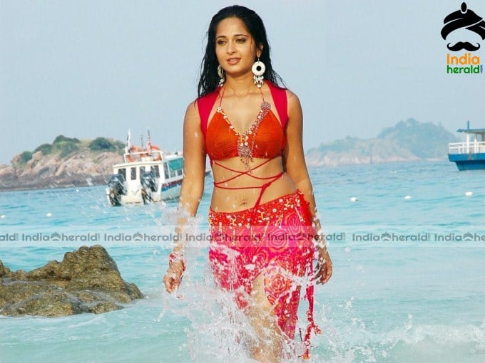 Wet South Indian Actresses In Beach Hot Photos Set 1