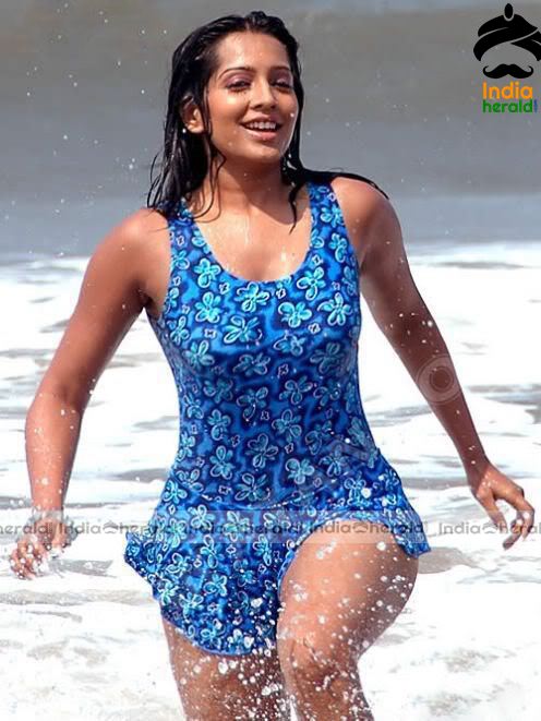 Wet South Indian Actresses In Beach Hot Photos Set 2