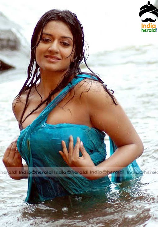 Wet South Indian Actresses In Beach Hot Photos Set 2