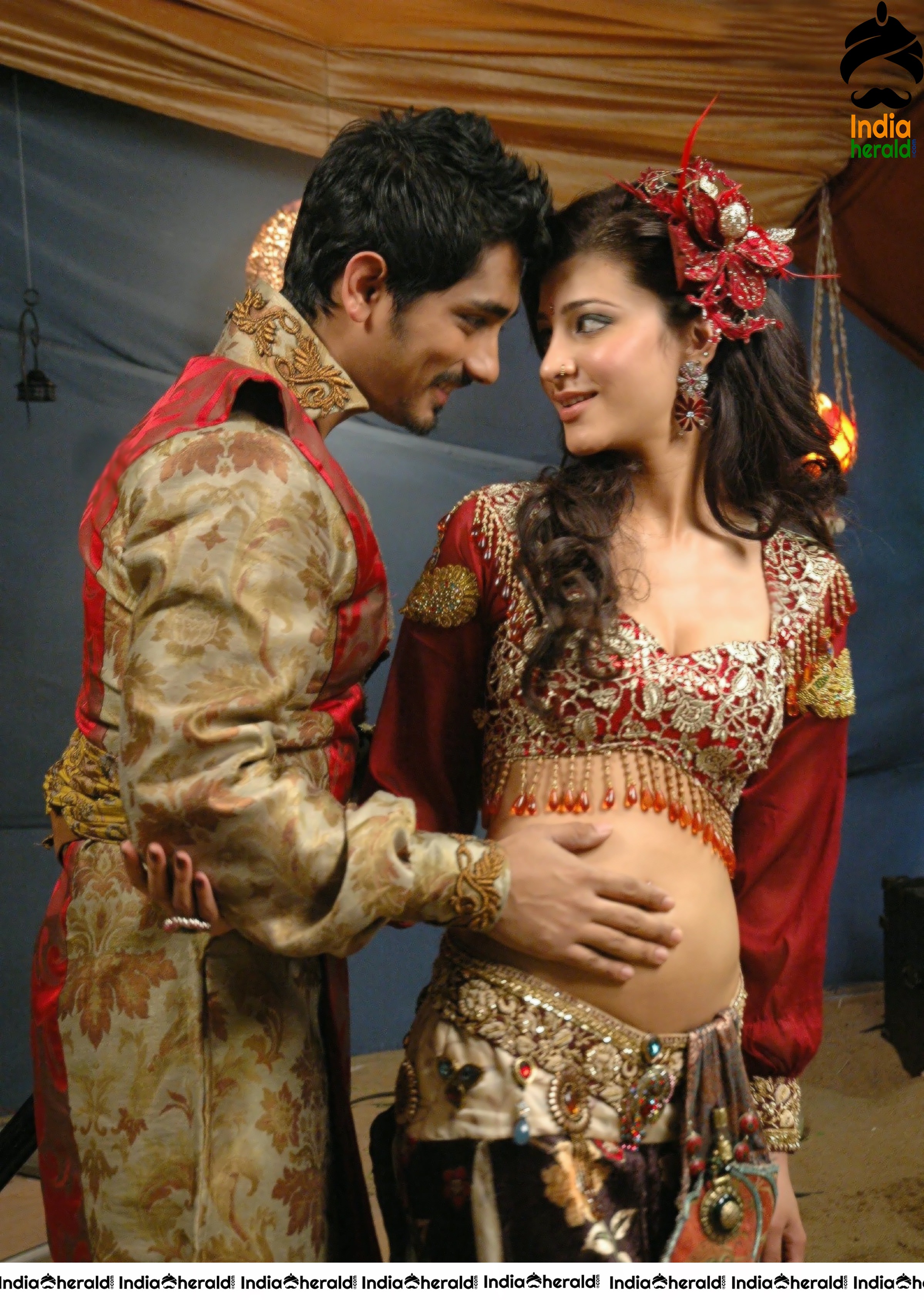 When Sid was rubbing Shruti Haasan Belly and Navel and Enjoys it Set 1