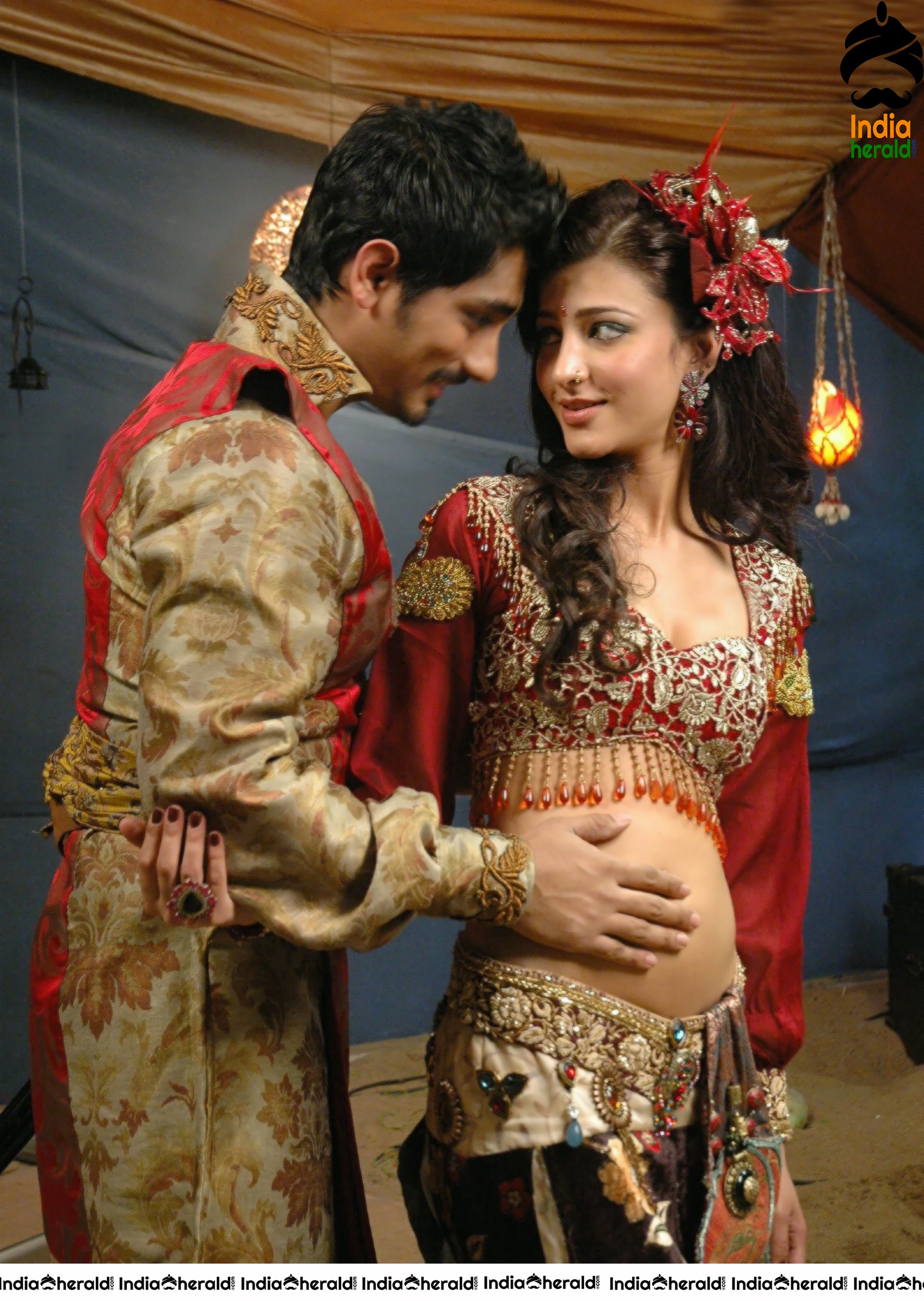 When Sid was rubbing Shruti Haasan Belly and Navel and Enjoys it Set 1