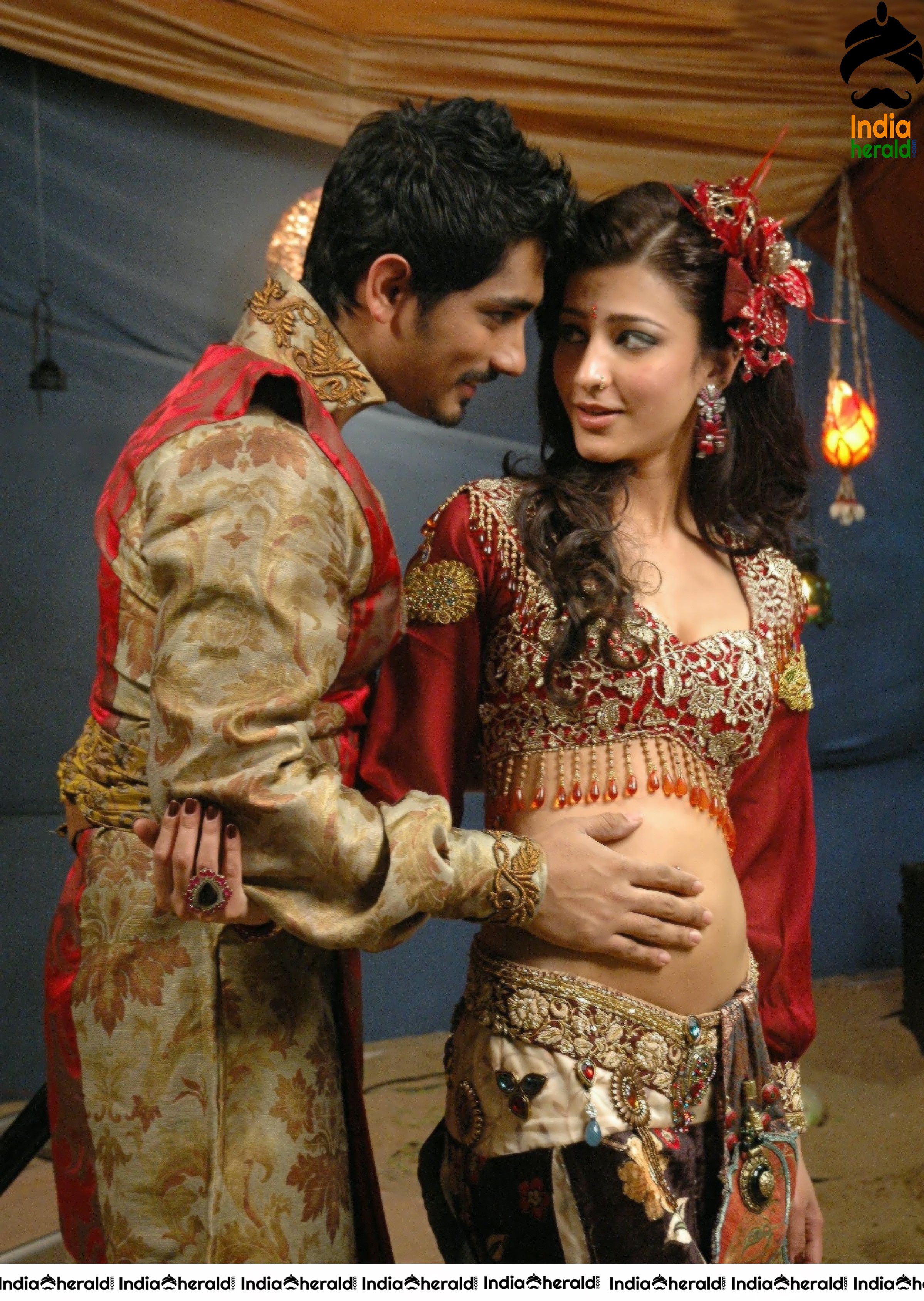 When Sid was rubbing Shruti Haasan Belly and Navel and Enjoys it Set 1