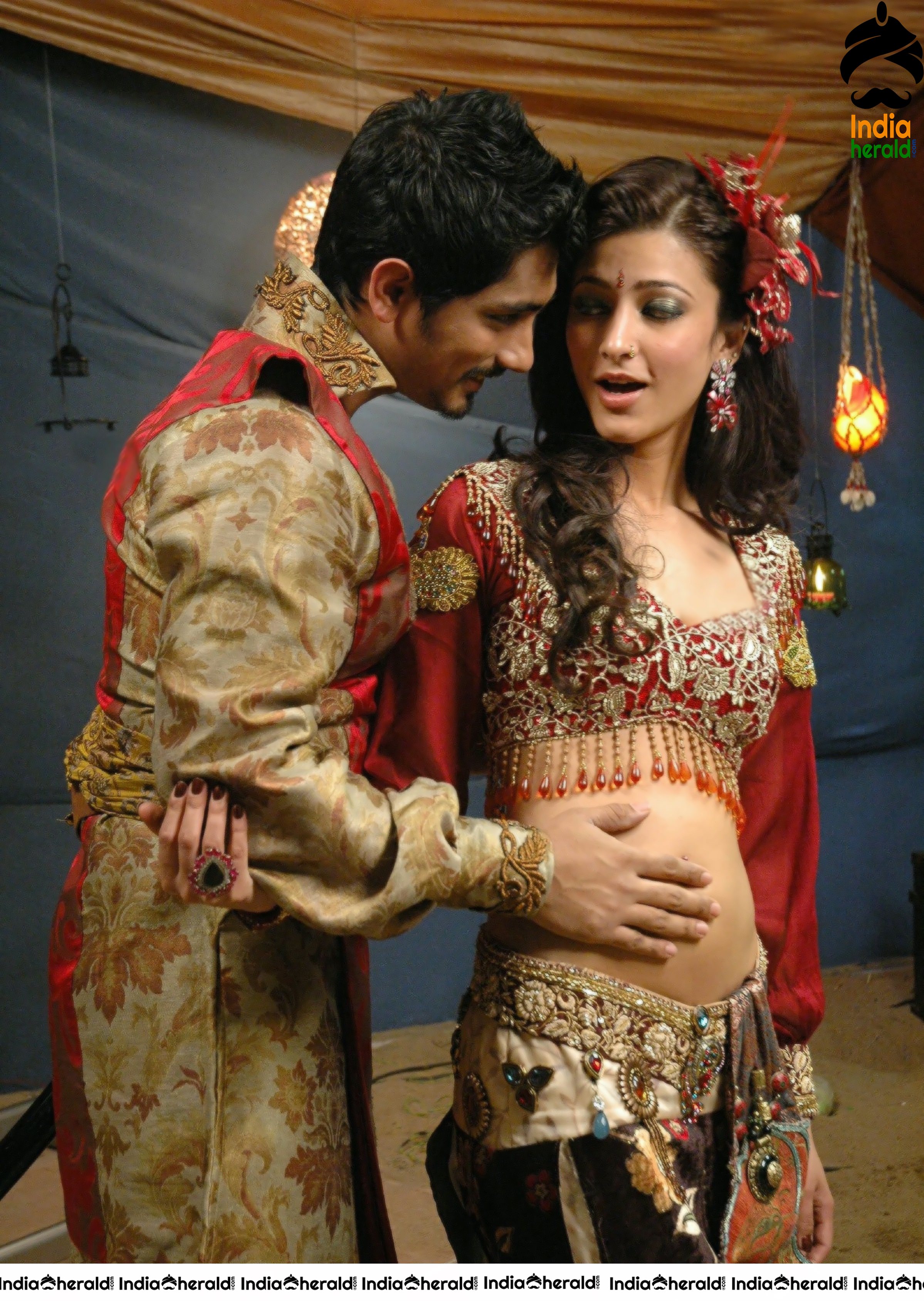 When Sid was rubbing Shruti Haasan Belly and Navel and Enjoys it Set 1