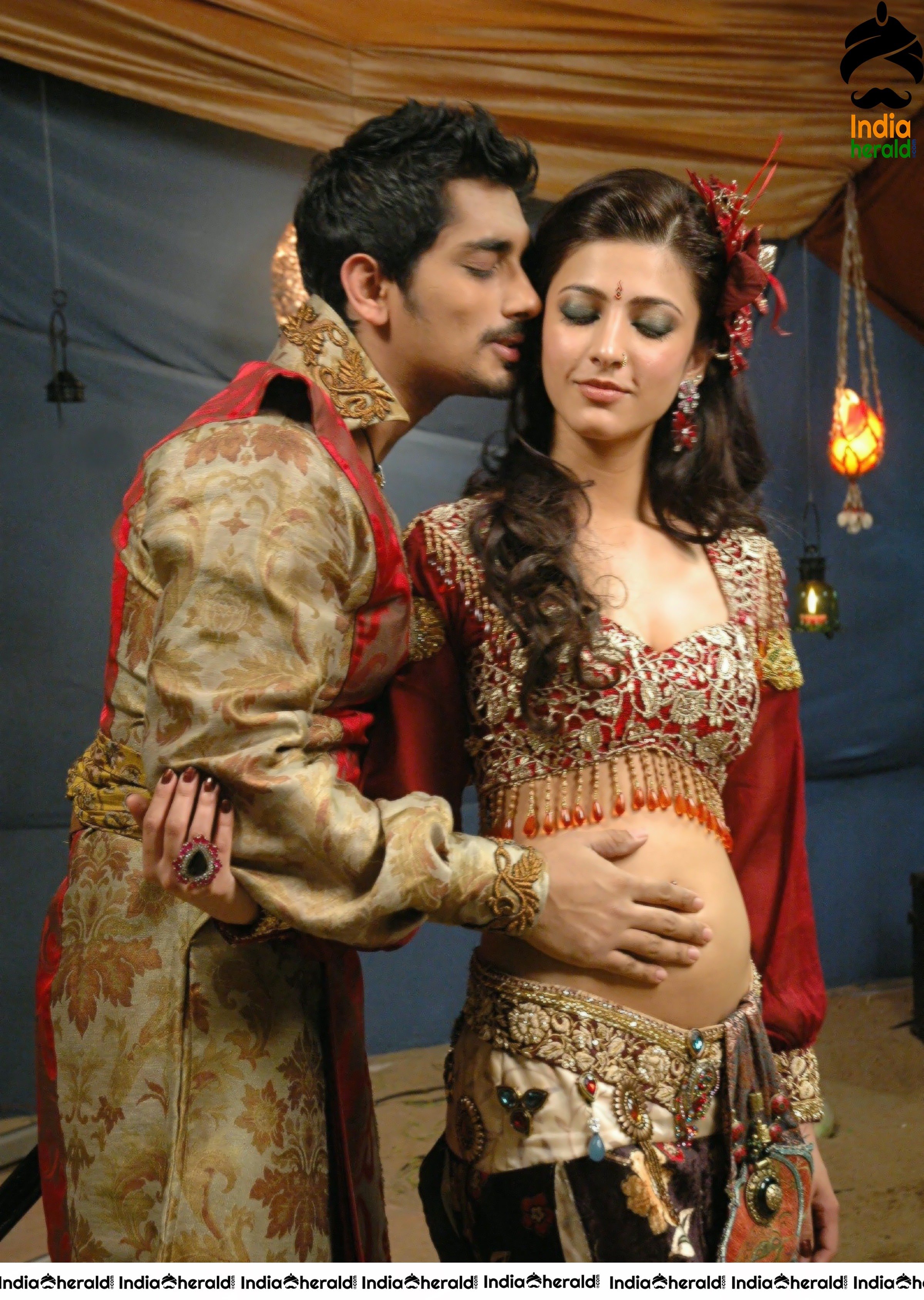 When Sid was rubbing Shruti Haasan Belly and Navel and Enjoys it Set 1