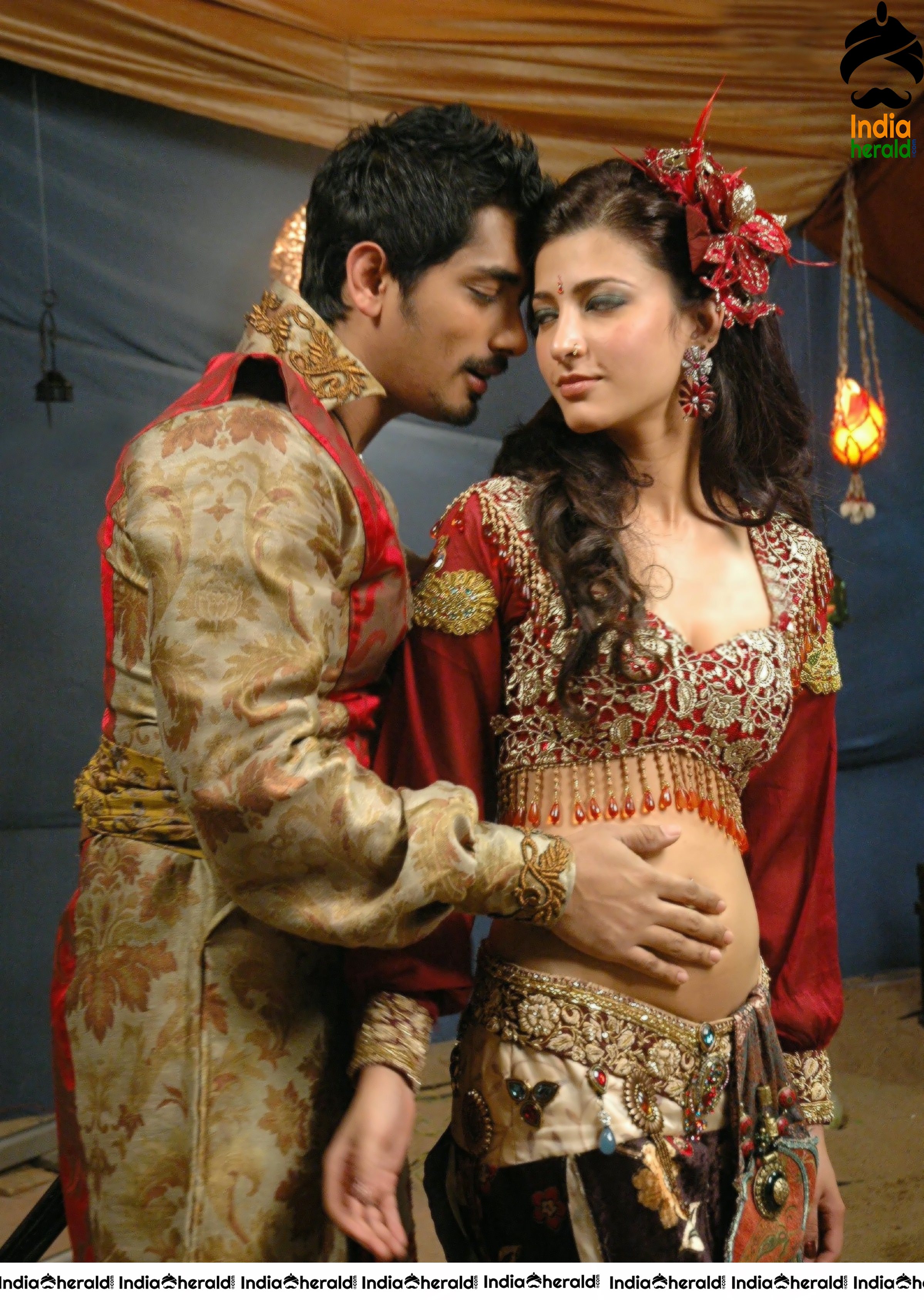 When Sid was rubbing Shruti Haasan Belly and Navel and Enjoys it Set 2