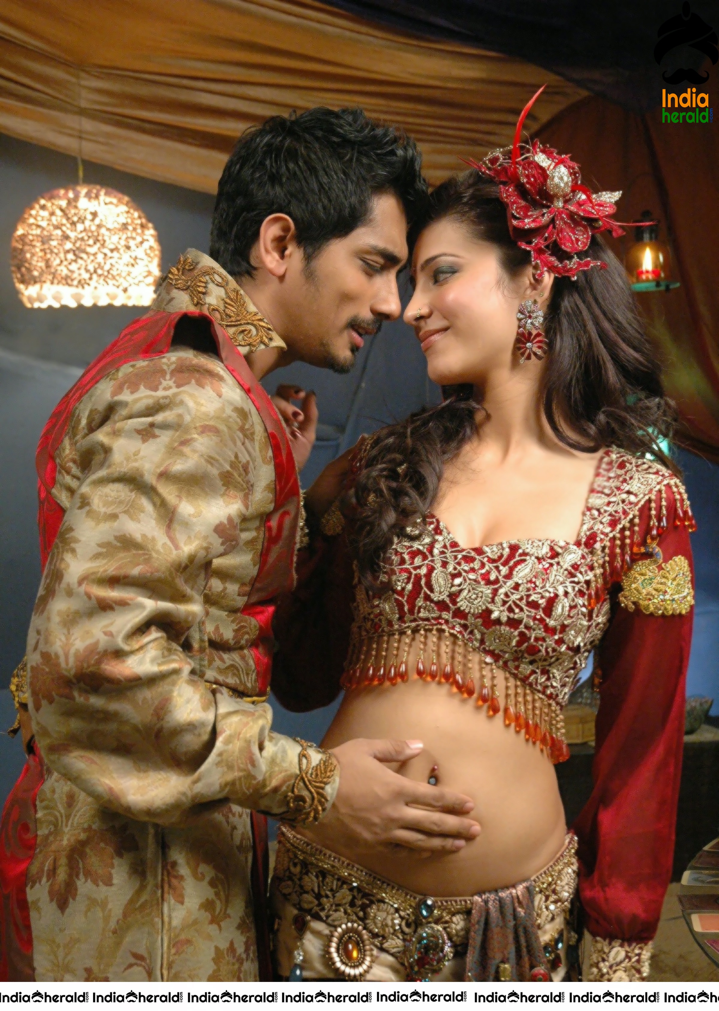 When Sid was rubbing Shruti Haasan Belly and Navel and Enjoys it Set 2