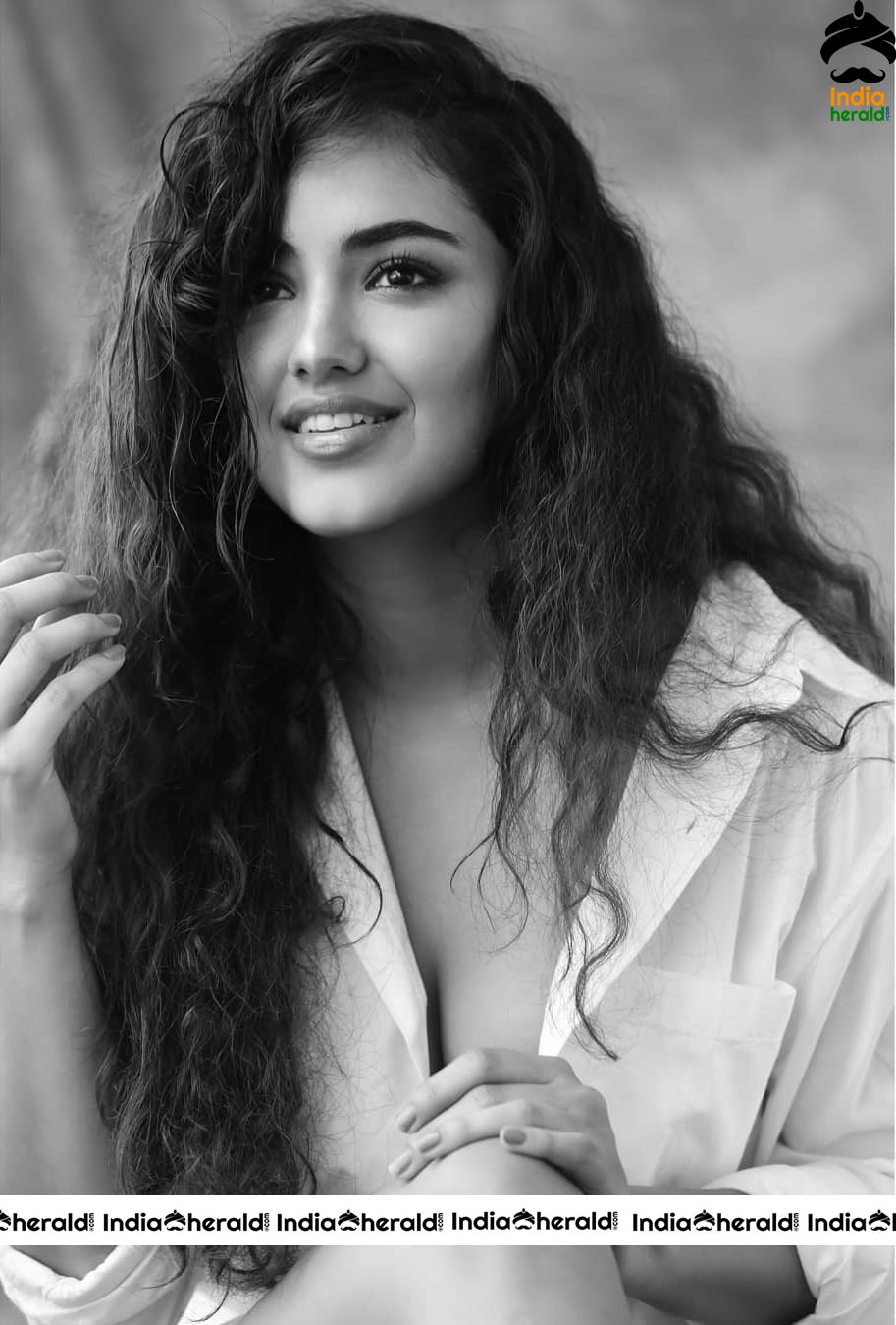 Young Hot Actress Malvika Sharma Sizzling Sexy Shoot