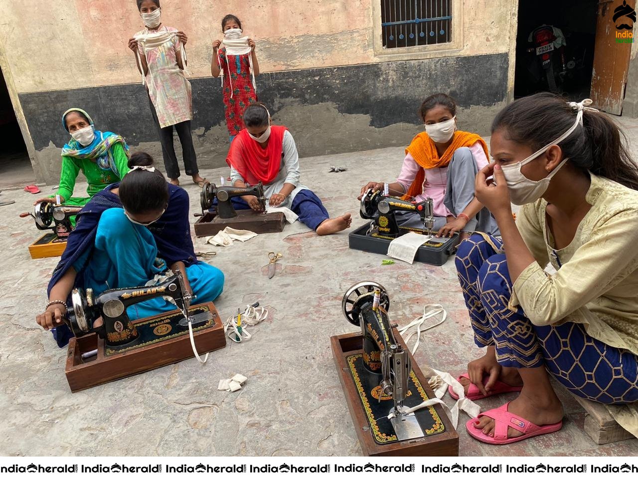 Anganwadi workers in Kishangarh Pharwahi are stitching masksa due to Corona Virus