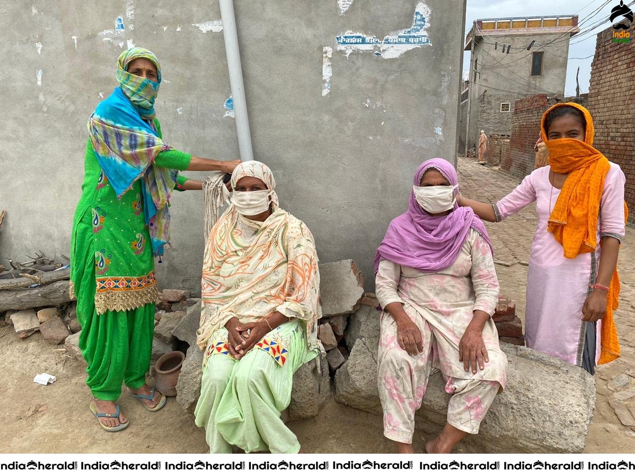 Anganwadi workers in Kishangarh Pharwahi are stitching masksa due to Corona Virus