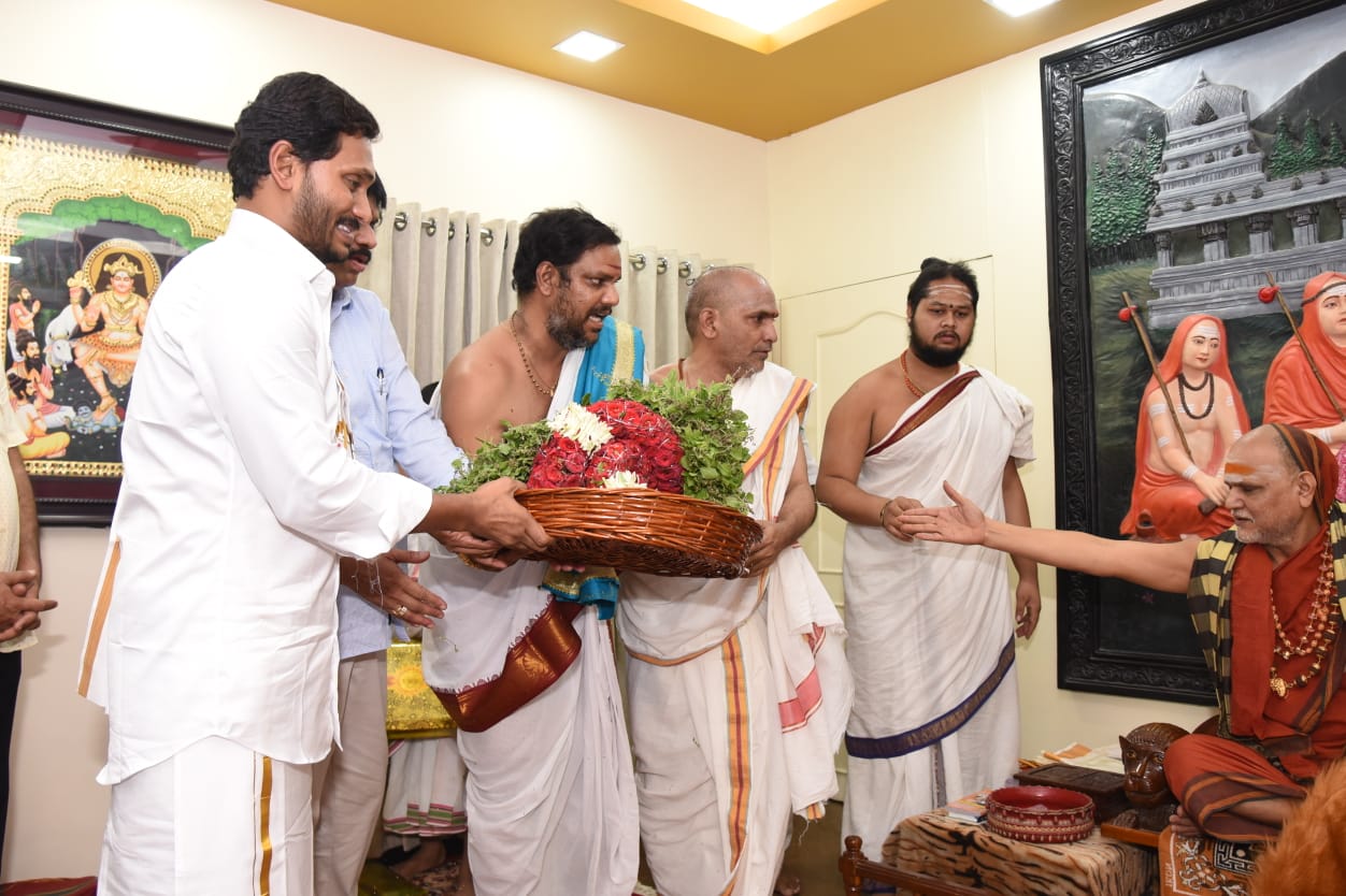 AP CM YS Jagan Meets Swaroopanandendra Saraswati Photos