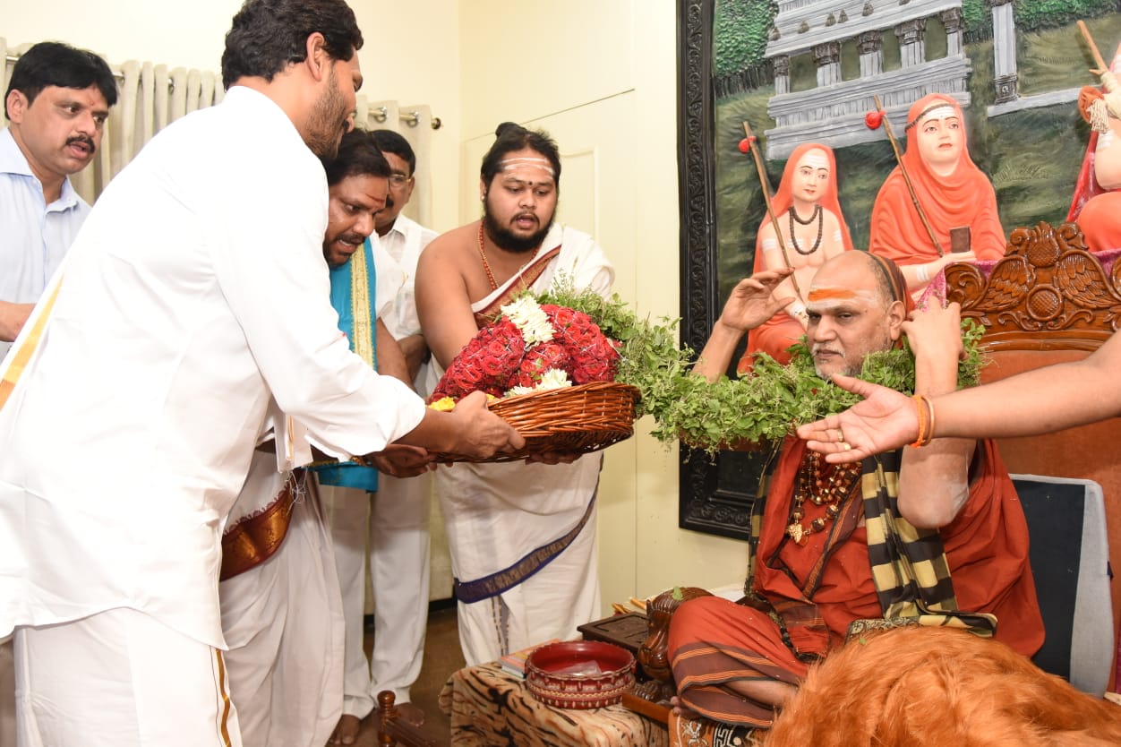 AP CM YS Jagan Meets Swaroopanandendra Saraswati Photos