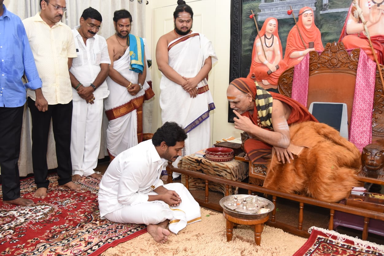 AP CM YS Jagan Meets Swaroopanandendra Saraswati Photos