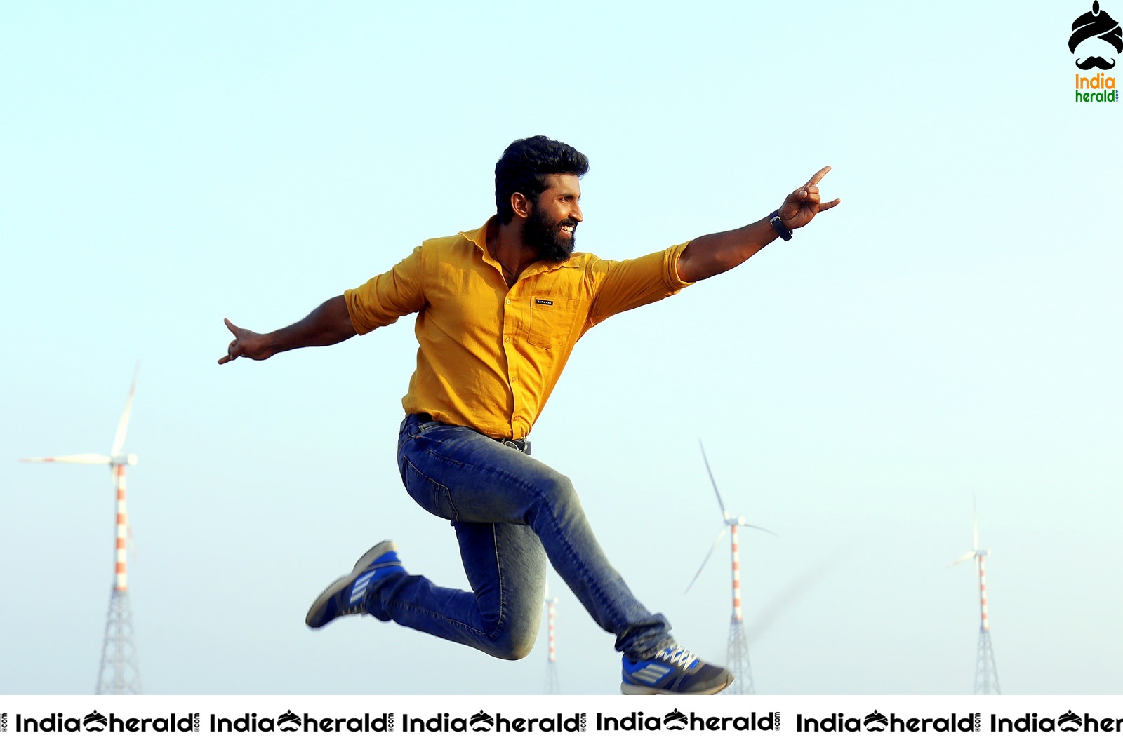 Asalu Em Jarigindante Movie Stills and Working Stills